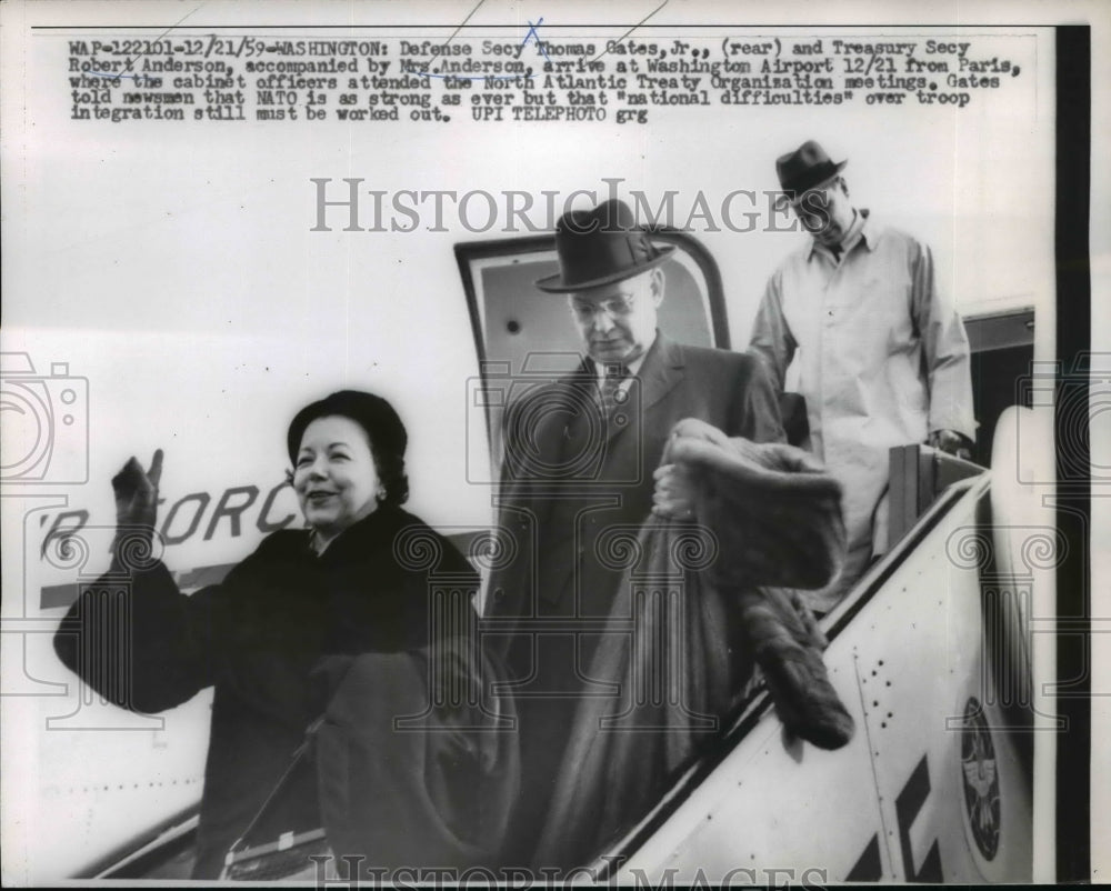 1959 Press Photo Gates, Jr., Mr. and Mrs. Anderson arrive at Washington Airport
