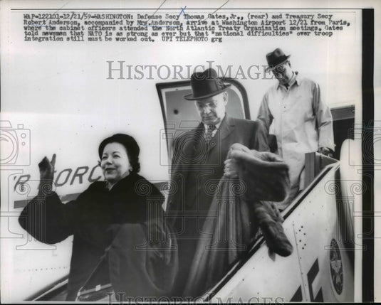 1959 Press Photo Gates, Jr., Mr. and Mrs. Anderson arrive at Washington Airport