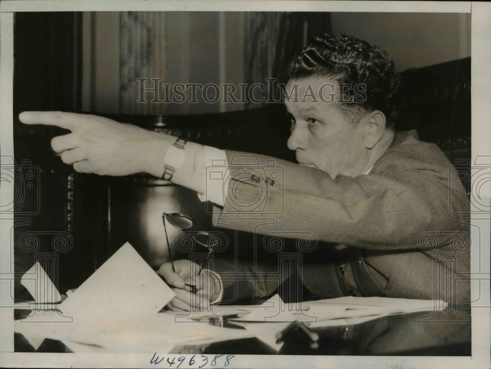 1939 Press Photo Ellender questions a witness during civil service hearing