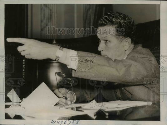 1939 Press Photo Ellender questions a witness during civil service hearing