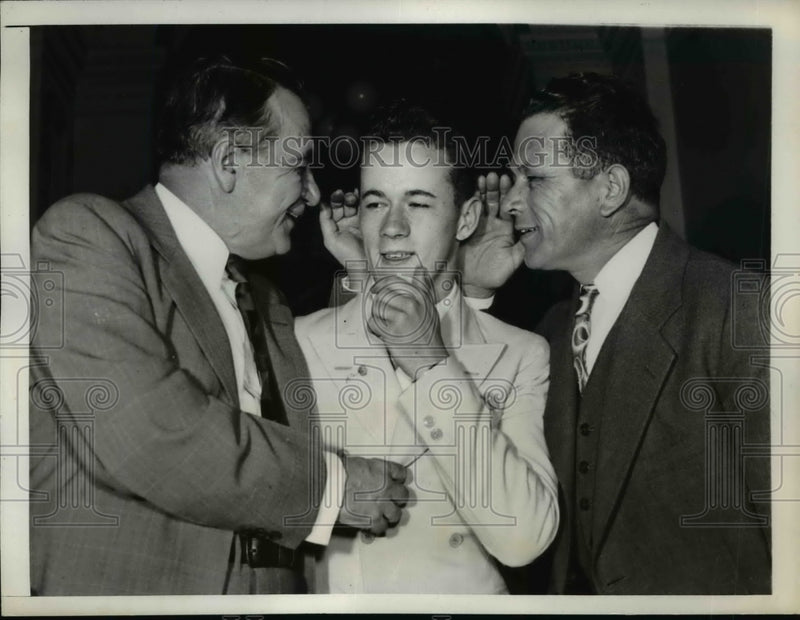 Load image into Gallery viewer, 1938 Press Photo Ellender, Jr. gets advice from his father and Overton
