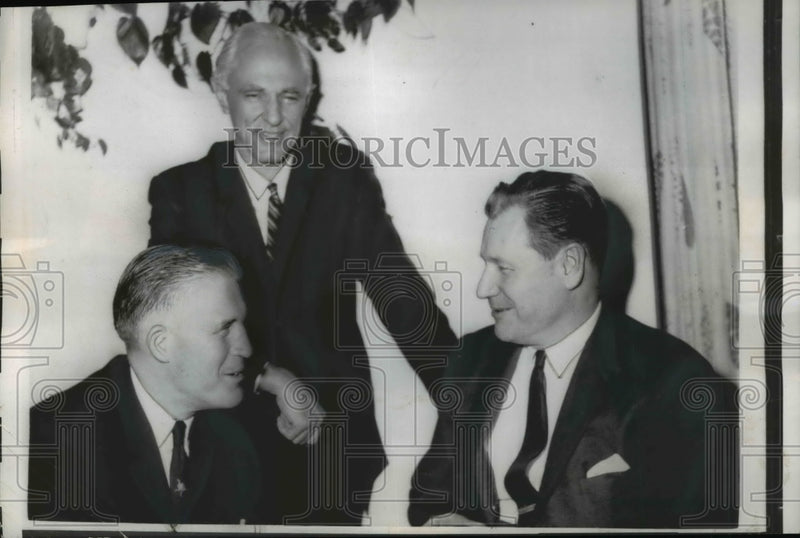 Load image into Gallery viewer, 1962 Press Photo Nelson Rockefeller Meets George Romney, John Martin in Detroit

