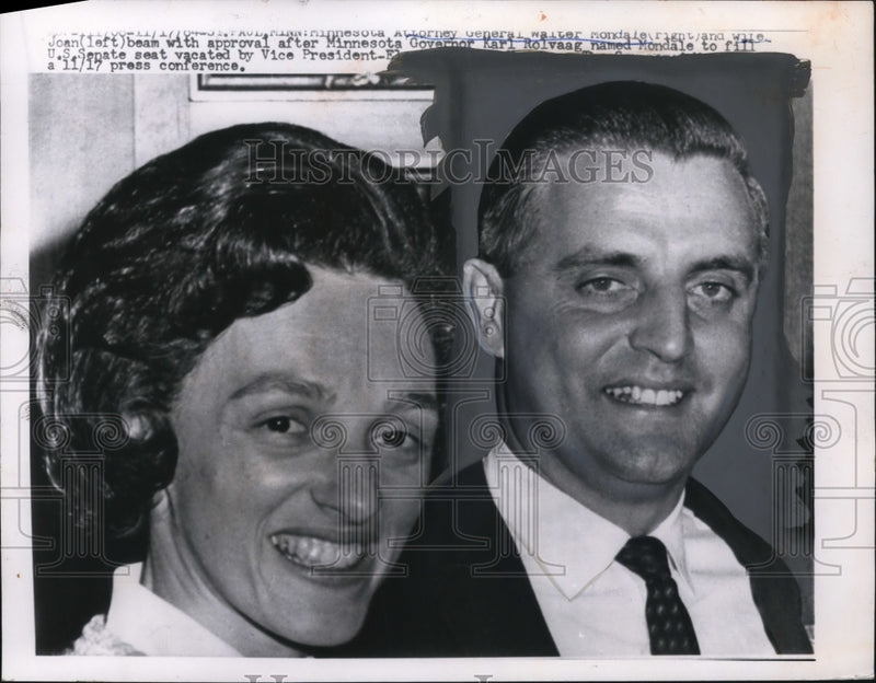 Load image into Gallery viewer, 1964 Press Photo Mondale, wife Joan smile after being named to fill Senate seat
