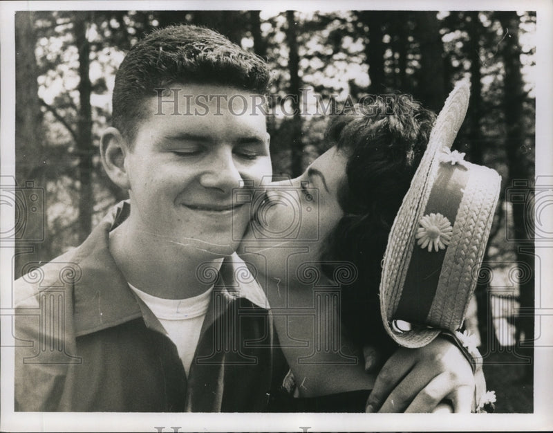 Load image into Gallery viewer, 1959 Press Photo Maria Weinberg, Gary Garrison of University Heights - nef43229
