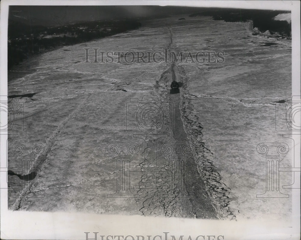 1933 Press Photo "Marshall B Hill" Freighter Powers Through Hudson River Ice