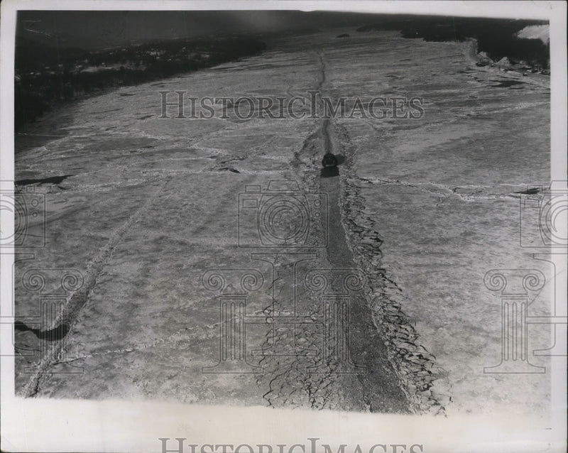 Load image into Gallery viewer, 1933 Press Photo "Marshall B Hill" Freighter Powers Through Hudson River Ice

