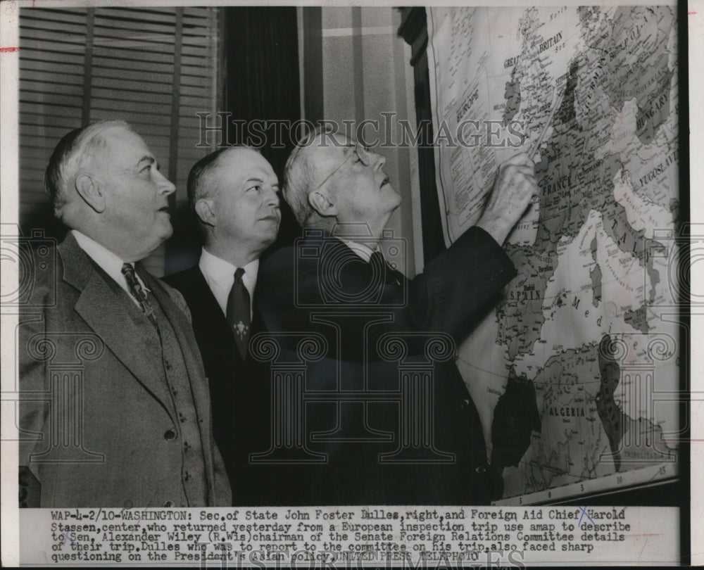 1953 Press Photo John Foster Dulles returned pointing on the Trouble Spots