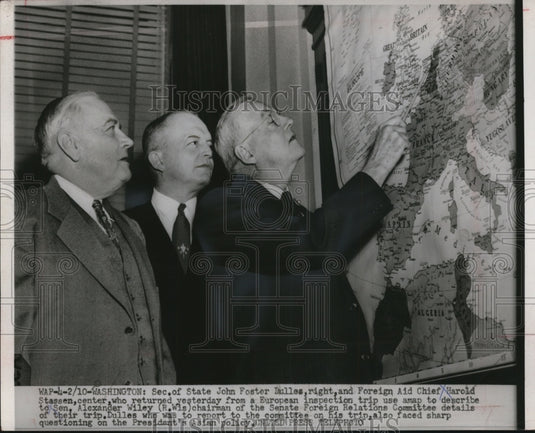 1953 Press Photo John Foster Dulles returned pointing on the Trouble Spots