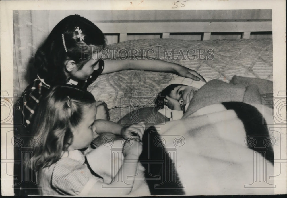 1949 Press Photo Betty Johnson lies in bed at her home - nef43291