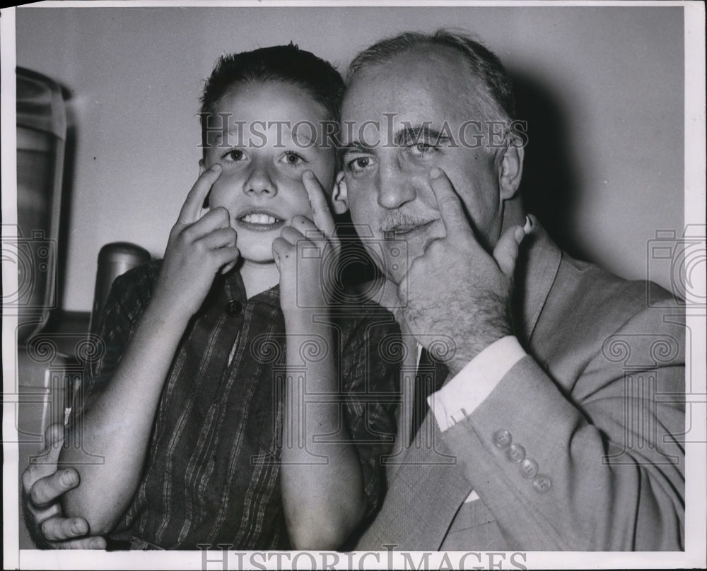 1954 Press Photo Mayor William Kritz Meets Orville Culp,Bullied for Eye Colors