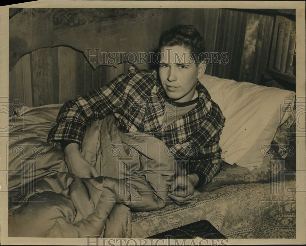 1950 Press Photo James Moses of Cleveland, Ohio Swims Icy Lake to Save 9