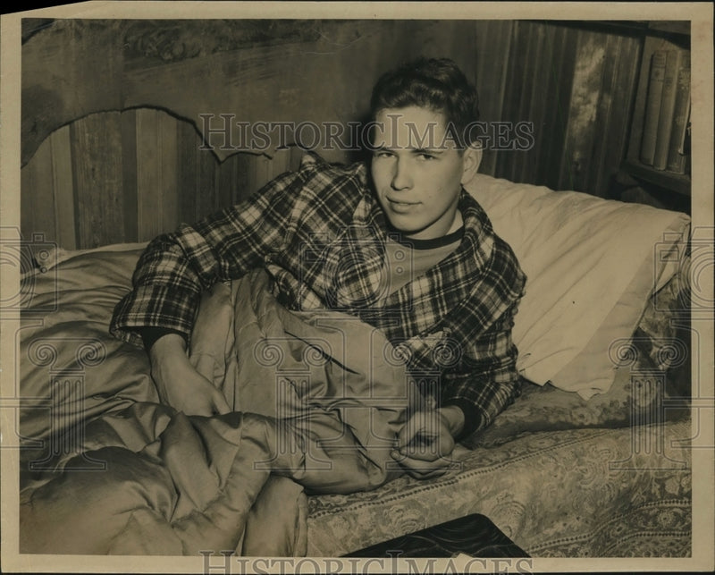 Load image into Gallery viewer, 1950 Press Photo James Moses of Cleveland, Ohio Swims Icy Lake to Save 9

