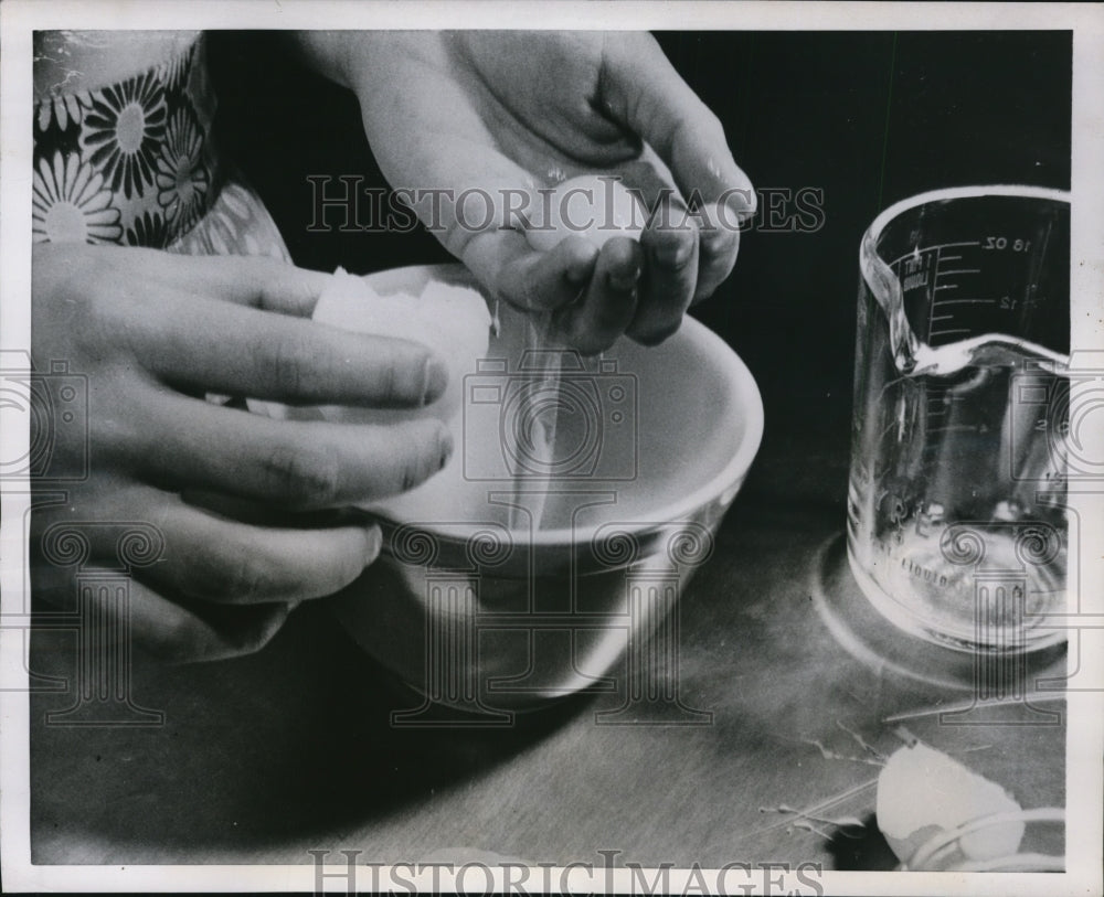1953 Press Photo Sightless Student demonstrates separating Yolk to white