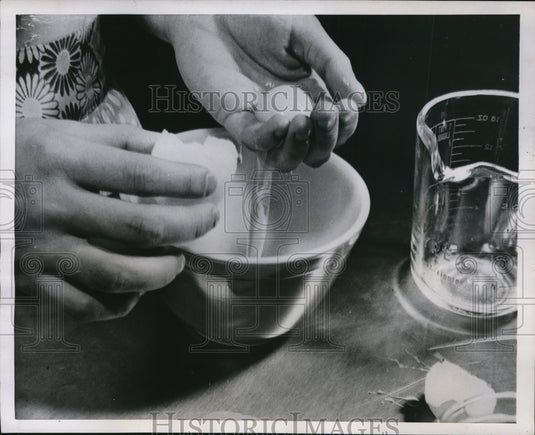 1953 Press Photo Sightless Student demonstrates separating Yolk to white