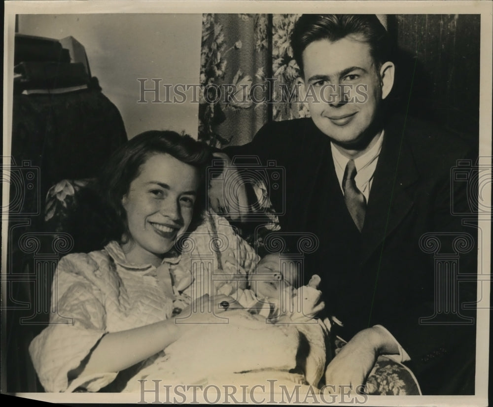 1941 Press Photo Marian Phillips a man heater is a mother of baby daughter