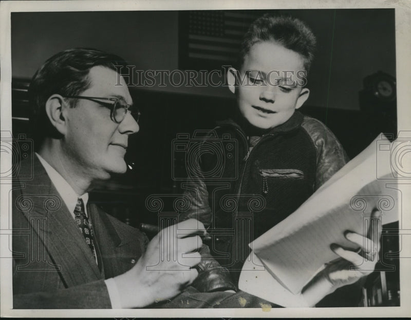 Load image into Gallery viewer, 1944 Press Photo Bill Monroe Found Paper Shortage was Causing Crimp In Sales
