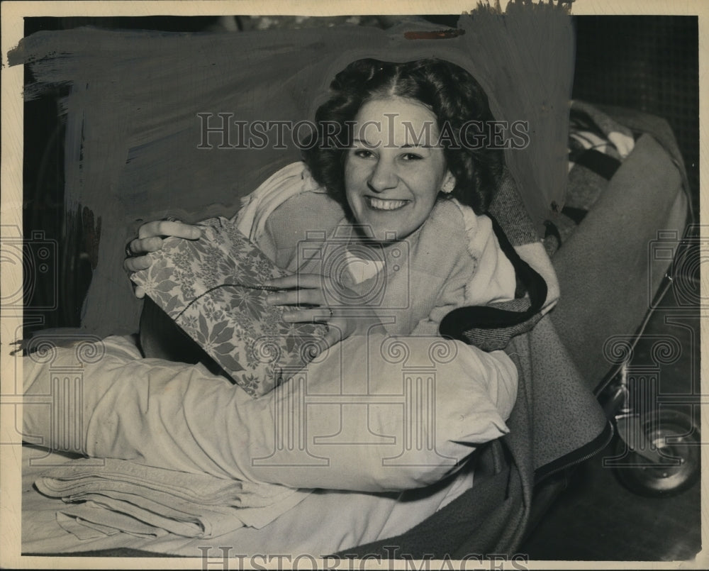 1943 Press Photo Doris Knebel Opening Her Christmas Presents - nef43414