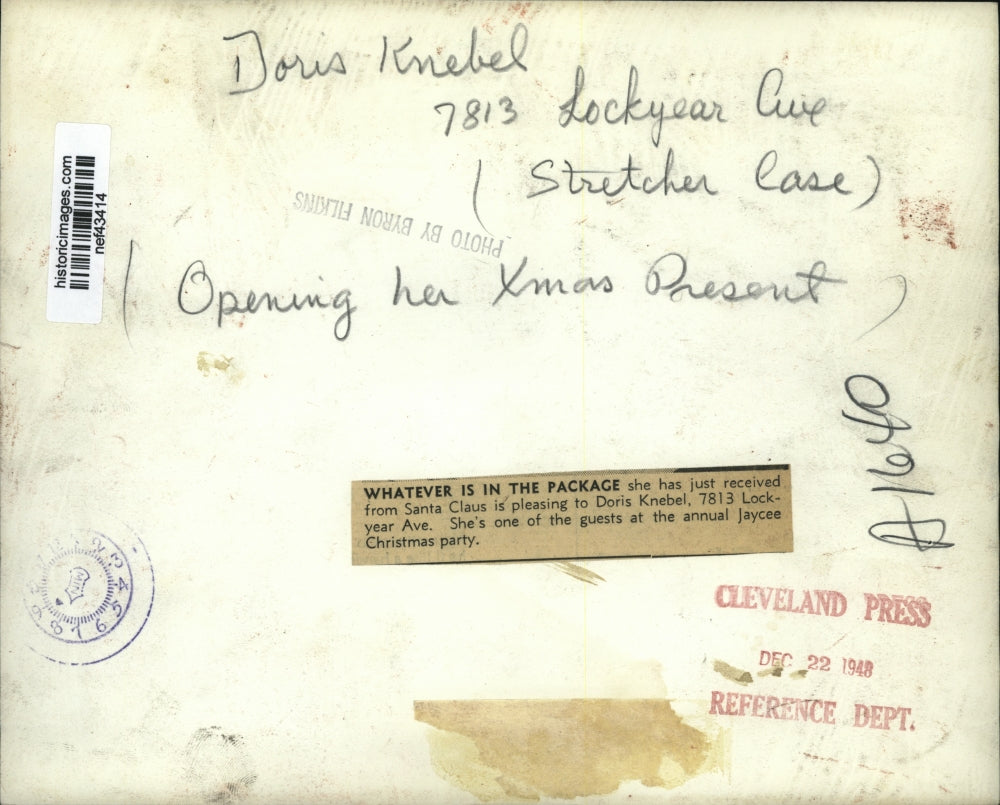 1943 Press Photo Doris Knebel Opening Her Christmas Presents - nef43414