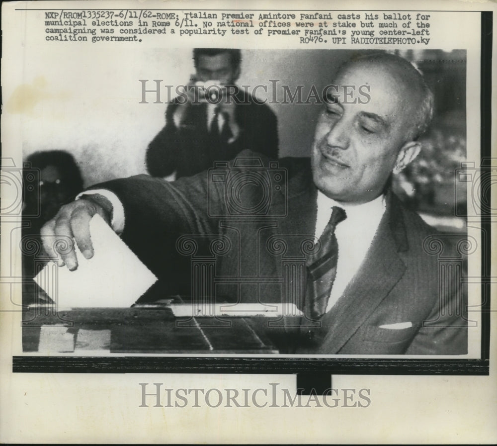 1962 Press Photo Amintor Fanfani Cast His Ballot for Municipal Elections in Rome