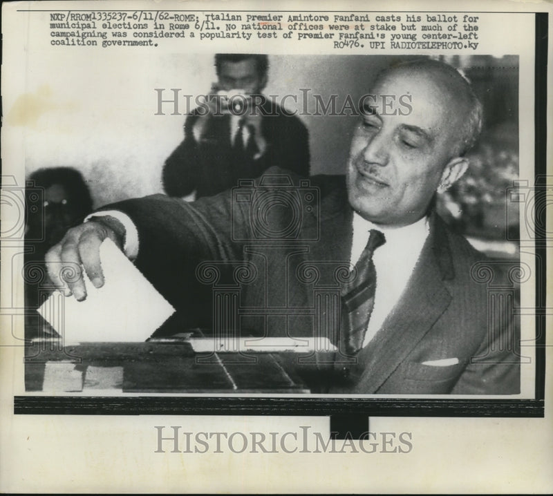 Load image into Gallery viewer, 1962 Press Photo Amintor Fanfani Cast His Ballot for Municipal Elections in Rome
