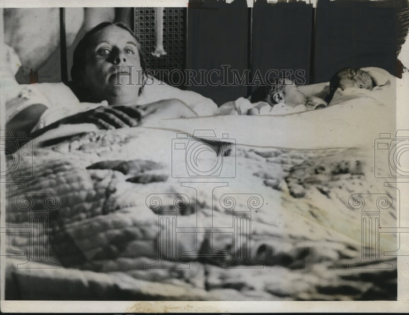 Load image into Gallery viewer, 1934 Press Photo Mrs.C.R. Workman gave birth to triplets at the age of 46
