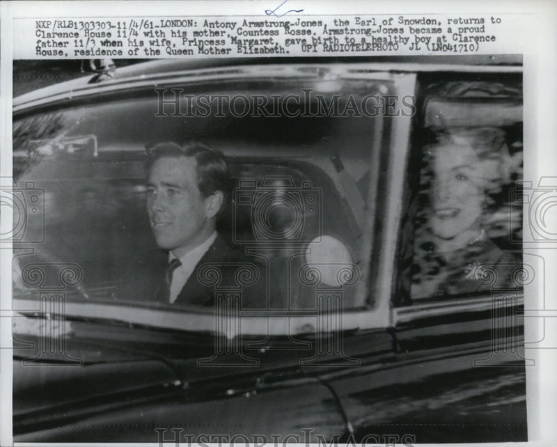 Load image into Gallery viewer, 1961 Press Photo Antony Armstrong-Jone, The Earl of Snowdown wit his mother
