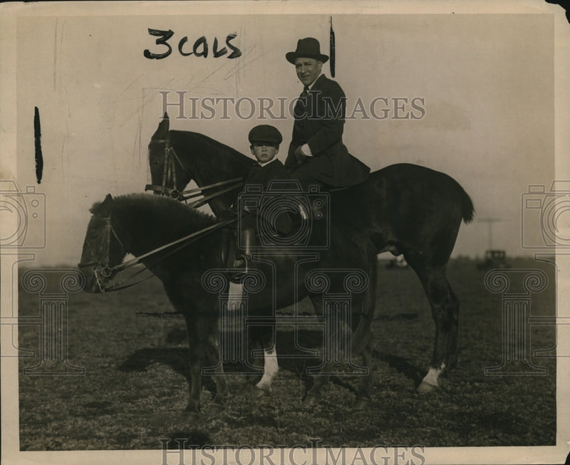 Load image into Gallery viewer, 1918 Press Photo John L. Saullers with son killed his wife Blanche Saullers
