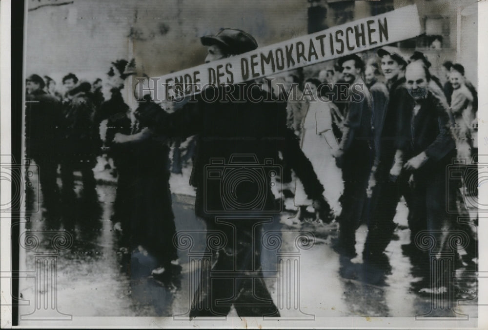 1958 Press Photo East Berliner Holds Sign Reading End of the Democratic Taken- Historic Images