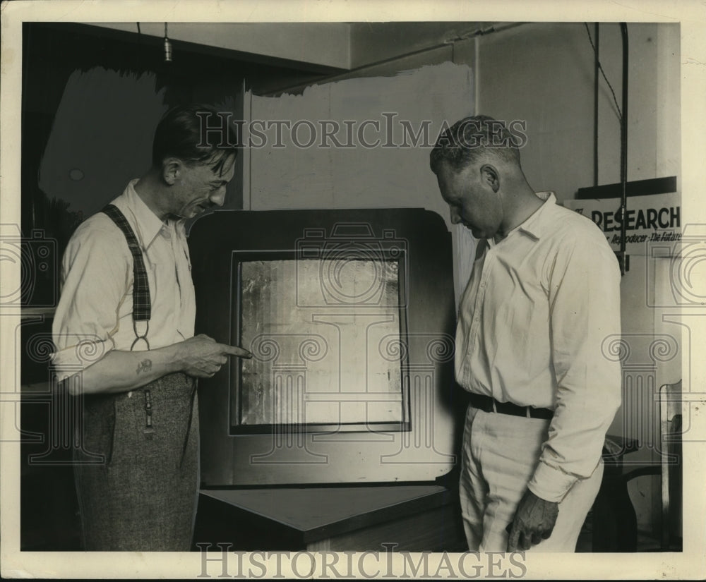 Press Photo Jess Hawley of Newcombe Hawley & Colin Kyle Inventor Electric Stati