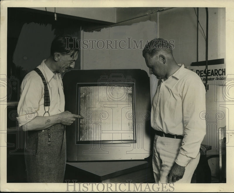 Load image into Gallery viewer, Press Photo Jess Hawley of Newcombe Hawley &amp; Colin Kyle Inventor Electric Stati
