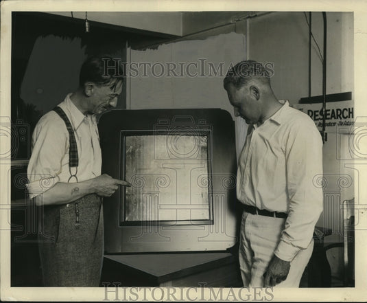 Press Photo Jess Hawley of Newcombe Hawley & Colin Kyle Inventor Electric Stati