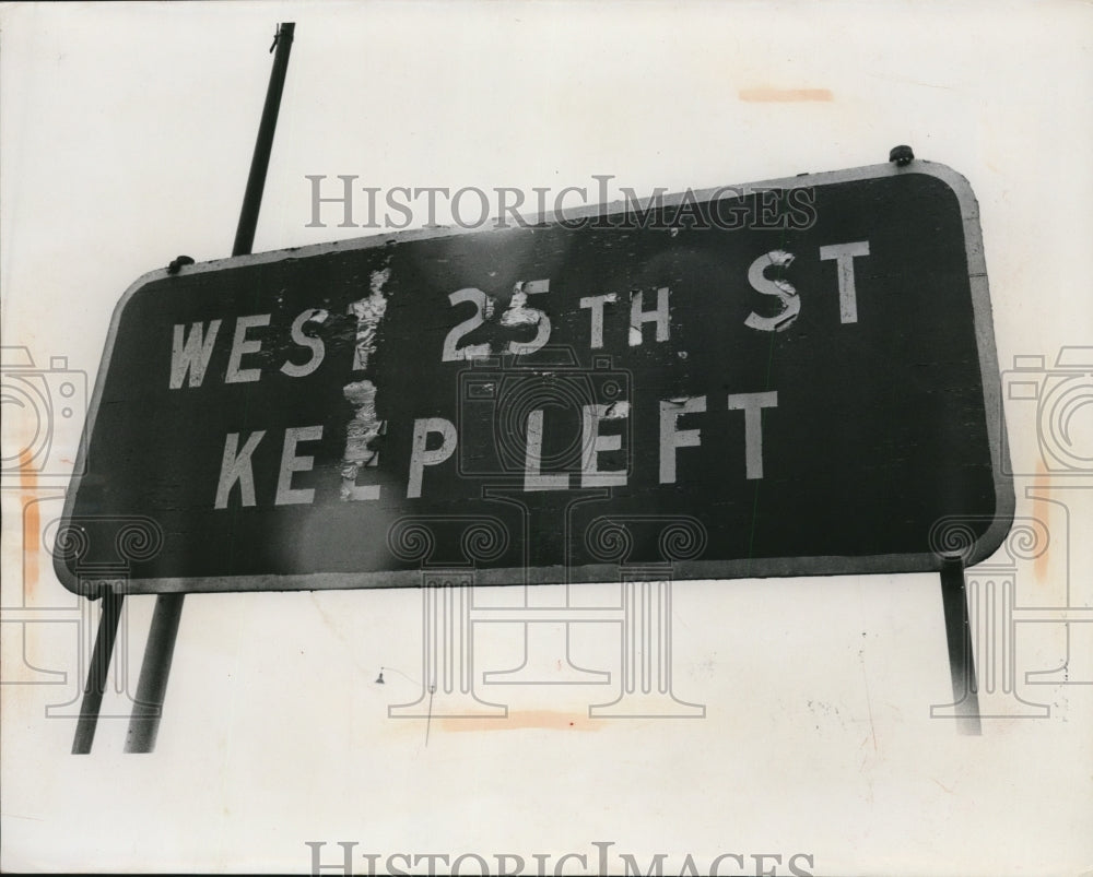 1961 Press Photo New Shoreway Signs for Christmas Season - nef43533
