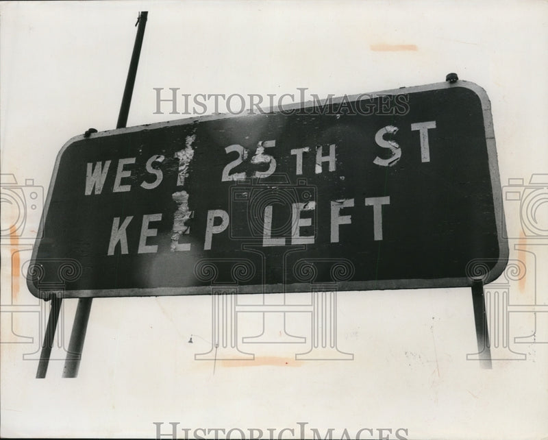 Load image into Gallery viewer, 1961 Press Photo New Shoreway Signs for Christmas Season - nef43533
