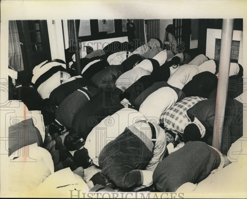 1995 Press Photo Worshipers at the Festival of Sacrifice at Islamic Ctr. Detriot
