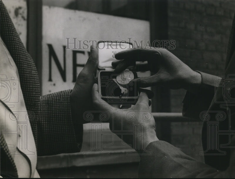 Load image into Gallery viewer, 1948 Press Photo Medallion Presented to Sydney Gaiger Planet Photographer

