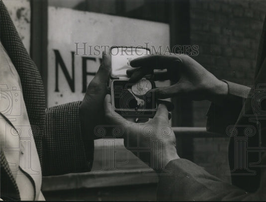 1948 Press Photo Medallion Presented to Sydney Gaiger Planet Photographer