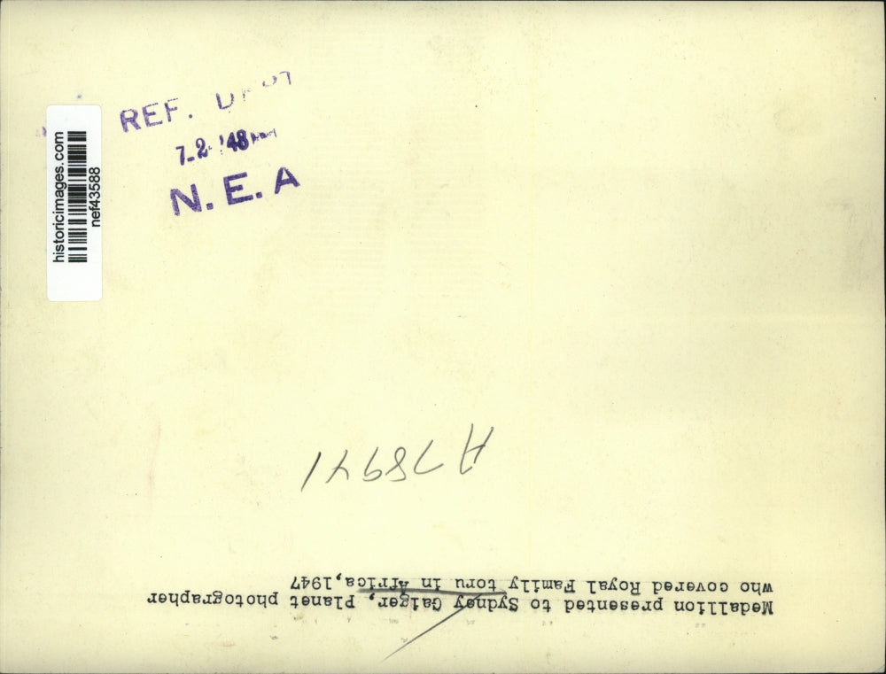 1948 Press Photo Medallion Presented to Sydney Gaiger Planet Photographer