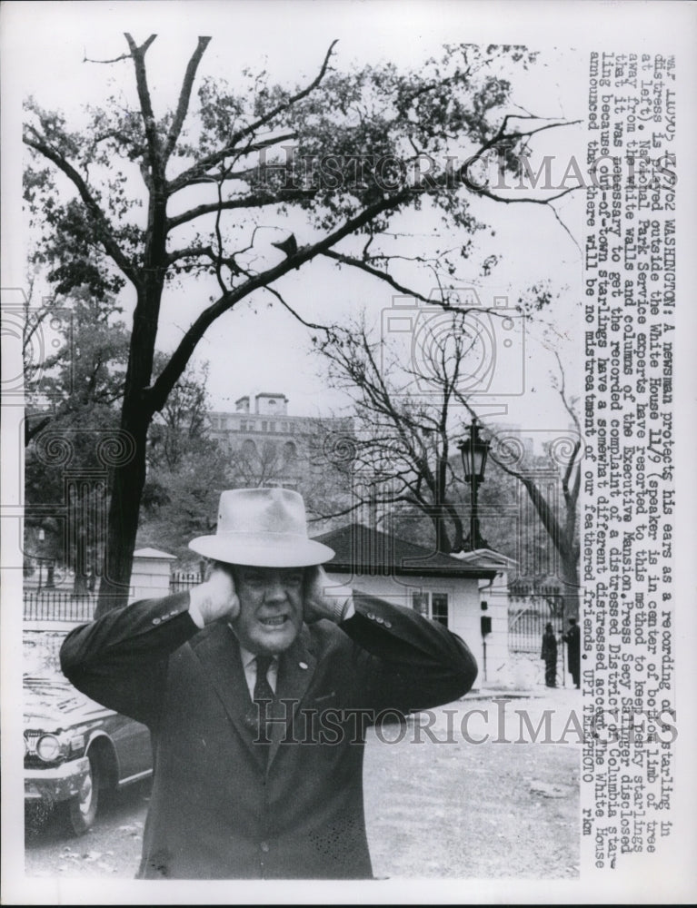 1962 Press Photo Newsman Covering Ears During Starling Noises at White House