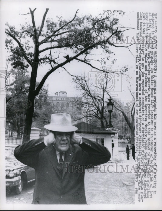 1962 Press Photo Newsman Covering Ears During Starling Noises at White House