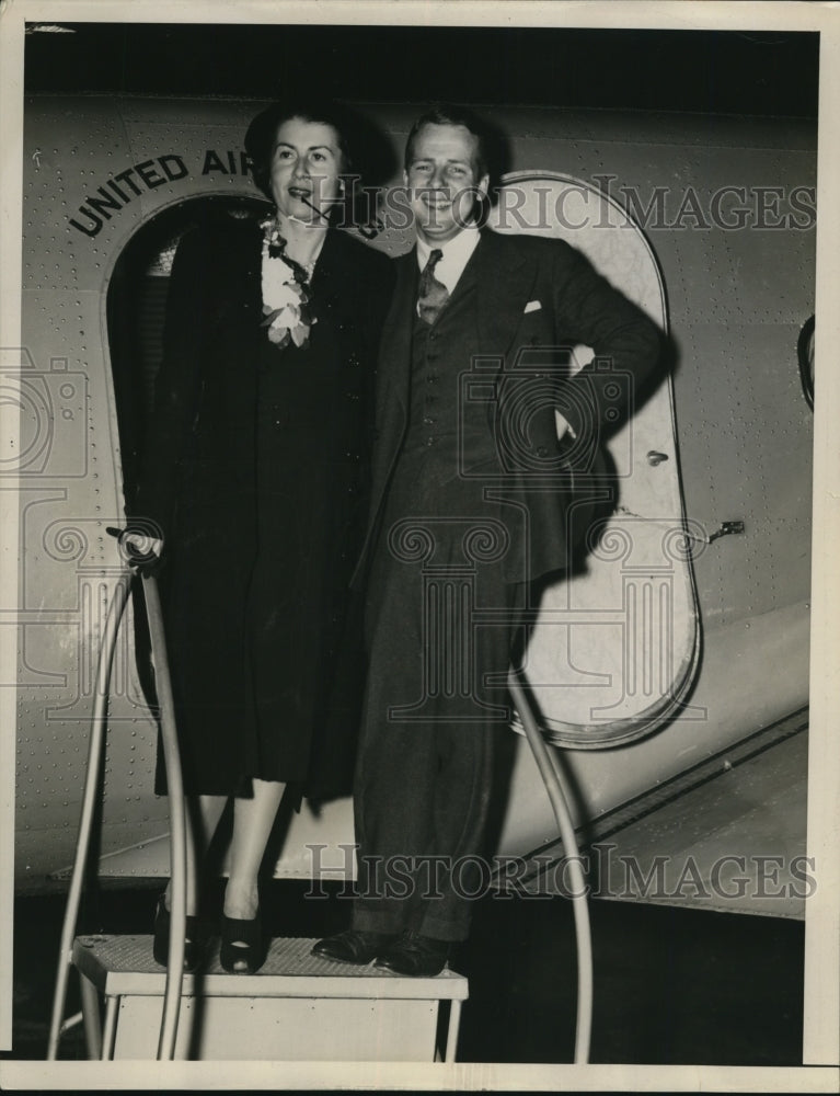 Load image into Gallery viewer, 1937 Press Photo William Sharon Brown &amp; Wife at San Franscisco Airport
