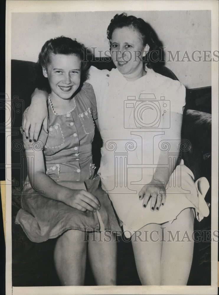 Load image into Gallery viewer, 1941 Press Photo Vera Olive Thrush eloped with Levi Stofer returned to her Mama
