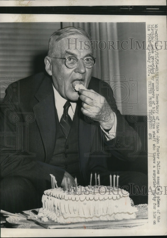 1958 Press Photo Sec. of State John Foster Dulles eat his birthday Cake