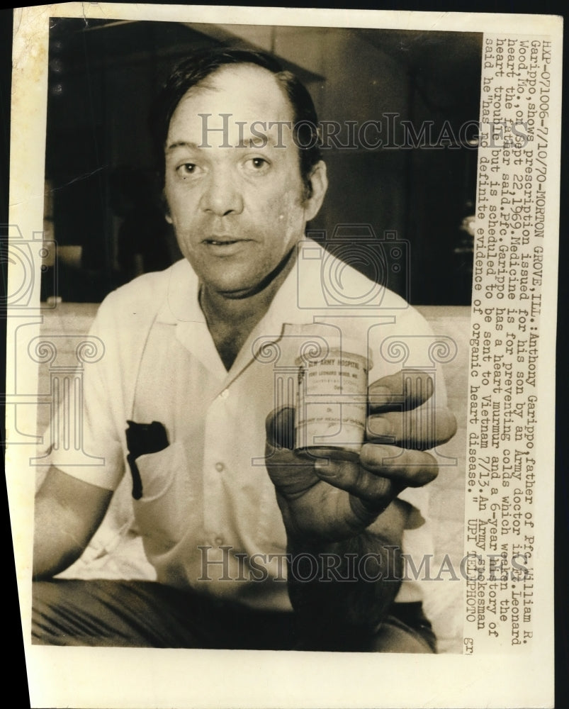 1970 Press Photo Anthony Garippo Shows Prescription Issued For Son For Colds