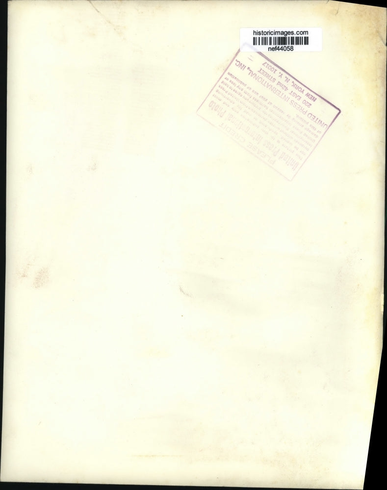 1970 Press Photo Anthony Garippo Shows Prescription Issued For Son For Colds