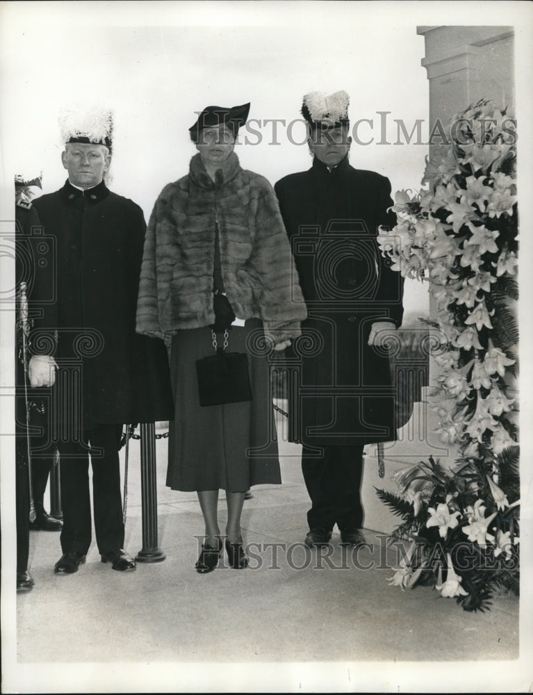 1937 Press Photo Mrs F D Roosevelt Shown with Eugene Thompson & George McHenery