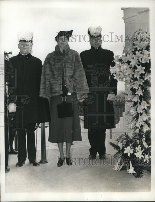 1937 Press Photo Mrs F D Roosevelt Shown with Eugene Thompson & George McHenery