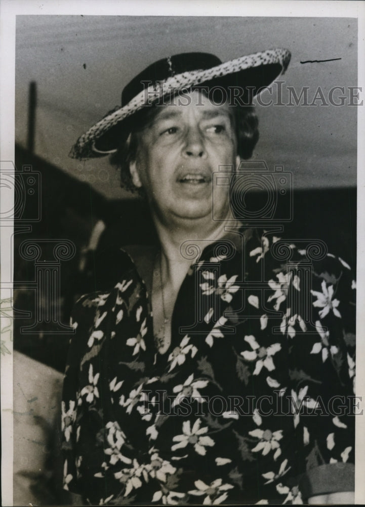 1938 Press Photo Ms Roosevelt Shown Waiting for Arrival of Husband's Train