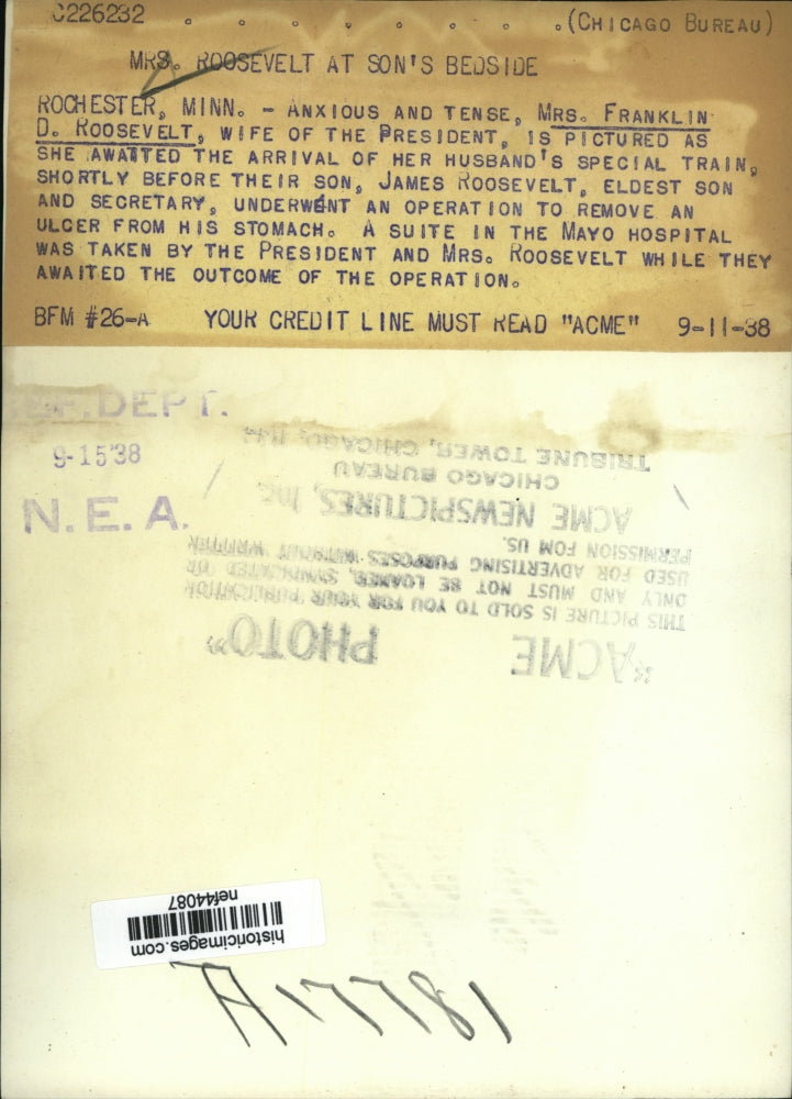 1938 Press Photo Ms Roosevelt Shown Waiting for Arrival of Husband's Train