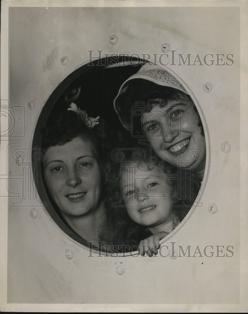 1946 Press Photo Passengers Gaze Through Window to Catch Glimpse of Kinfolks