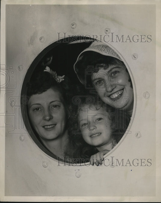 1946 Press Photo Passengers Gaze Through Window to Catch Glimpse of Kinfolks